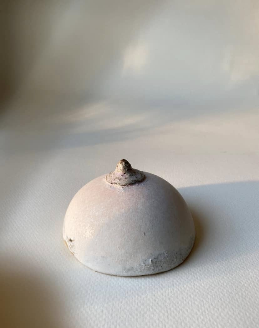 Ceramiczny cycuszek — kopuła z sutkiem, jasne szkliwo, miękkie boczne światło na płótnie