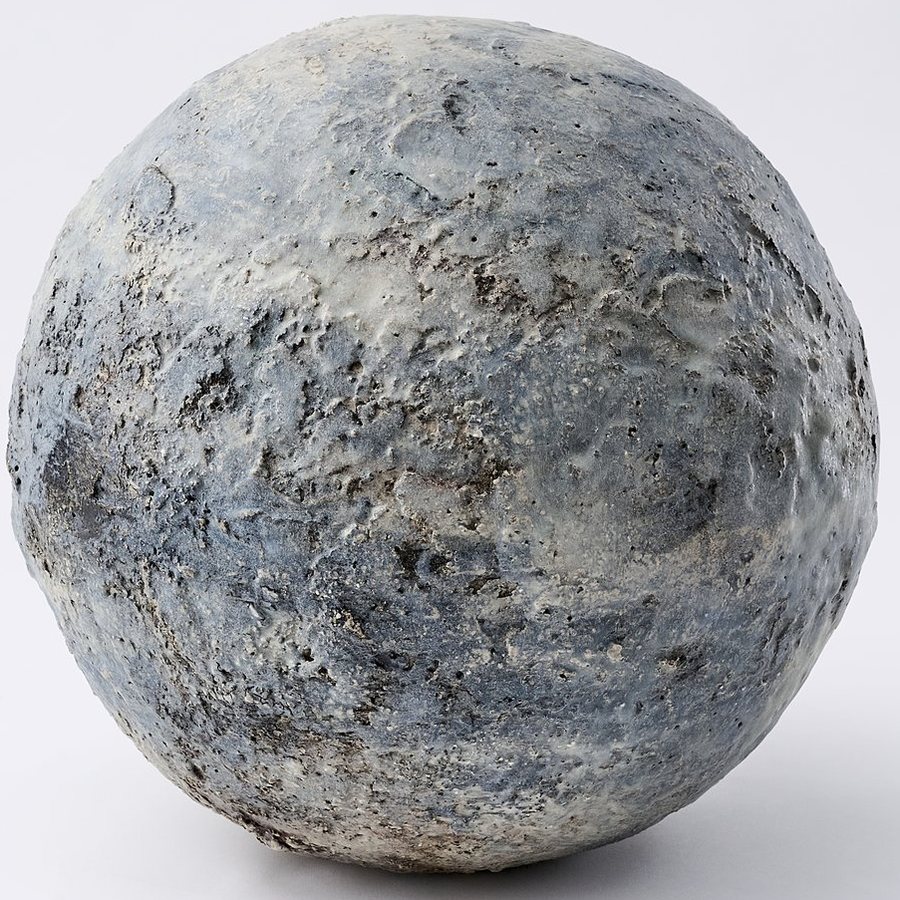 Pełnia I — kula z kamionki, śr. 40 cm, zdjęcie studyjne