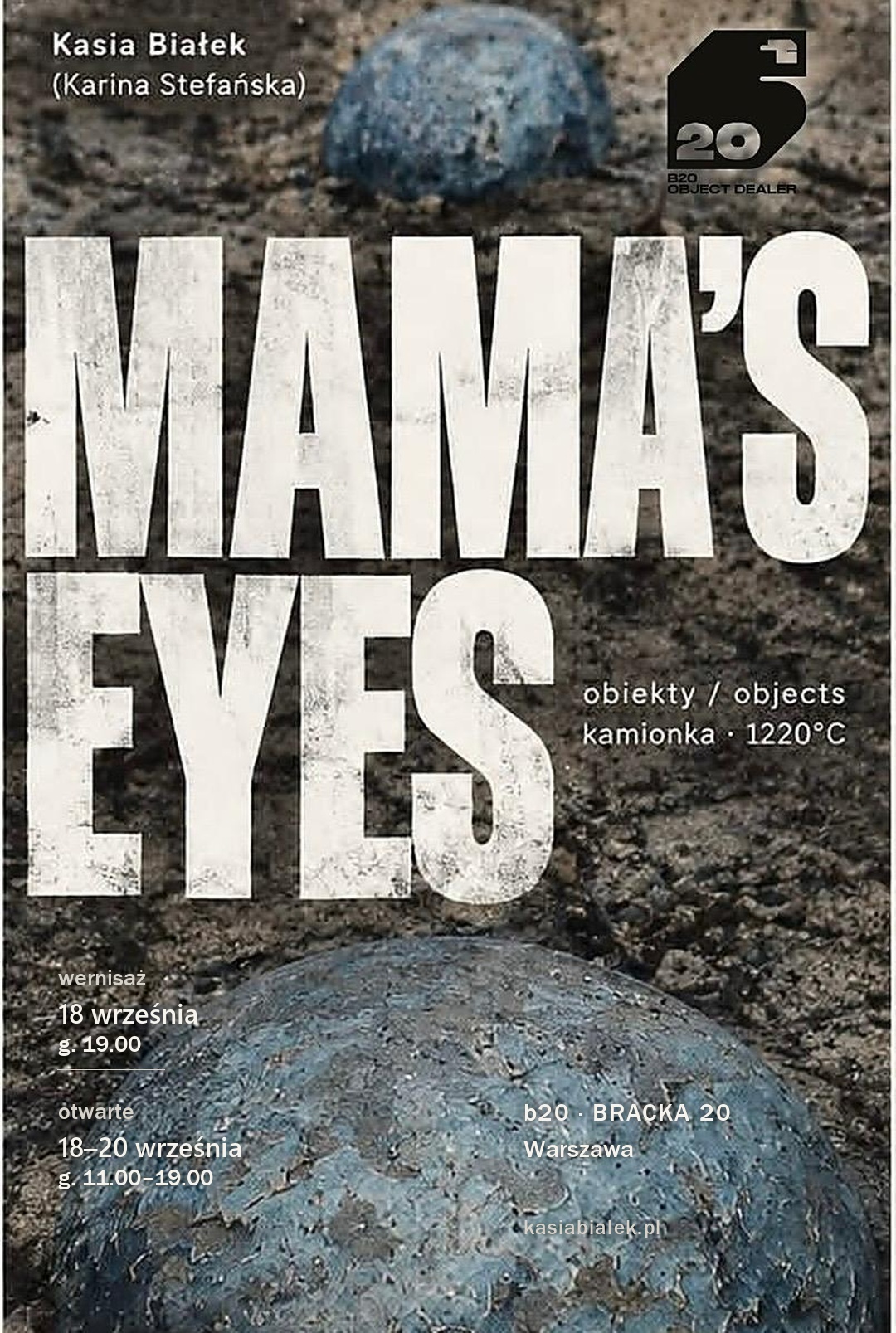 Plakat wystawy Mama's Eyes — kamionkowe kule wynurzające się z piasku o zmierzchu