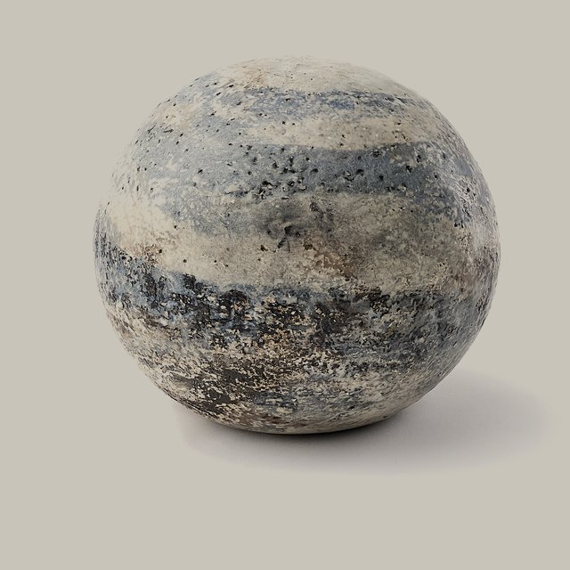 Pełnia III — kula z kamionki, śr. 25 cm, powierzchnia pasmowa; fot. Studio Miód Malina