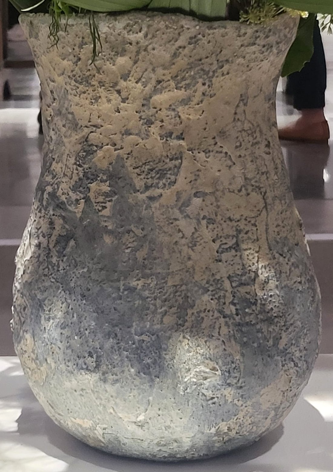 Waza z serii Wazony — mineralna, kraterowa powierzchnia, z bukietem